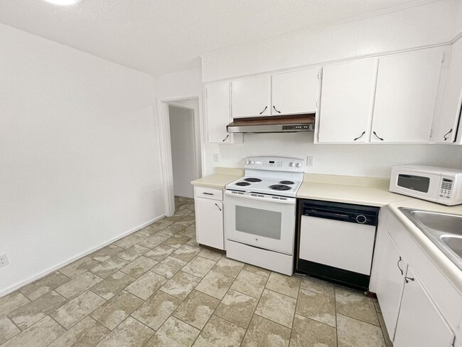 Building Photo - 2612-2614 East Sunset Circle