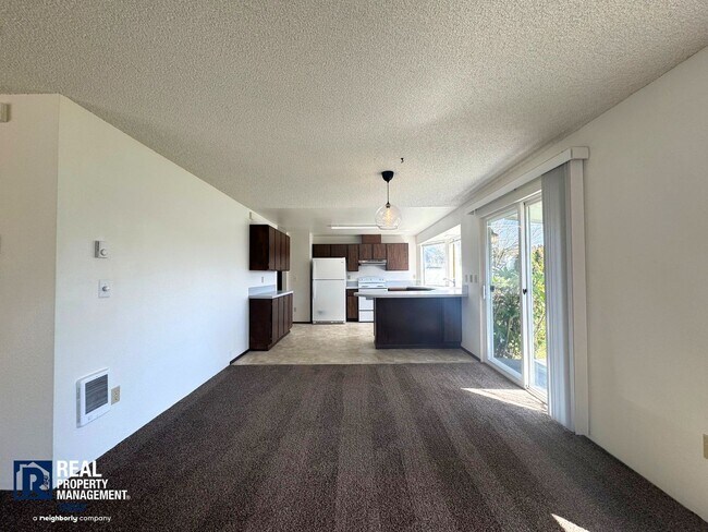 Building Photo - Charming 2 Bedroom! Stunning Views!