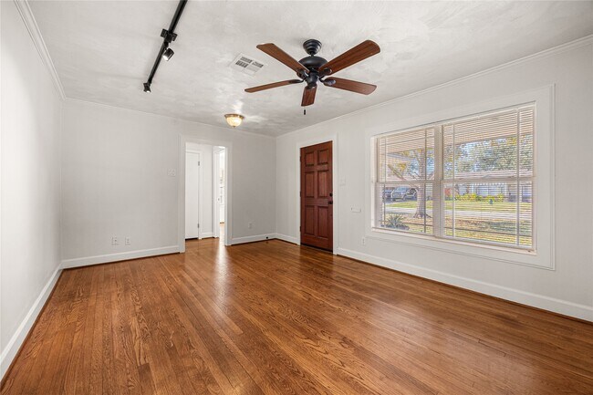 Building Photo - 2018 Woodvine Dr