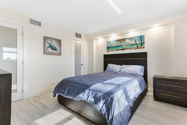 Building Photo - 1160 Hillsboro Mile