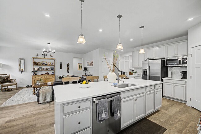 Building Photo - 4 Bedroom Executive Home located in Magnolia Green