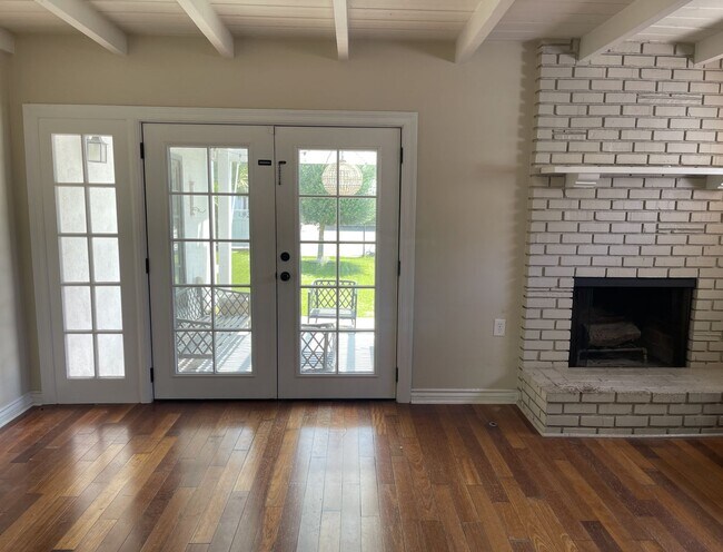 Building Photo - Luxurious Lake Balboa Home with Athletic A...