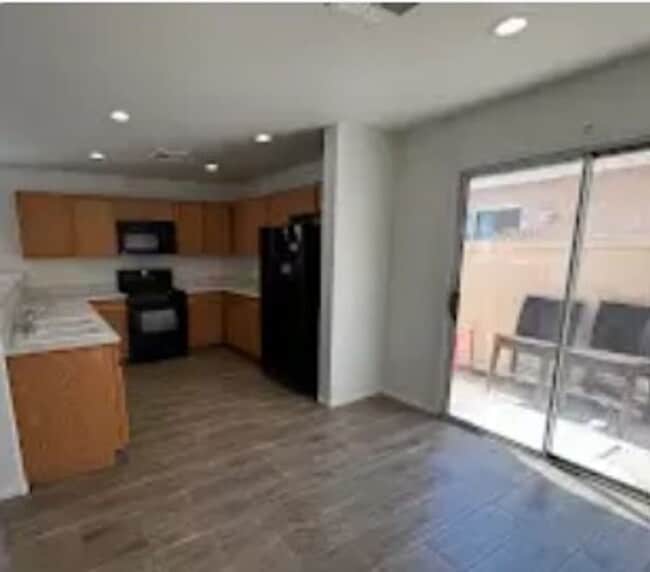 Building Photo - Beautiful 2 bedroom townhouse with garage
