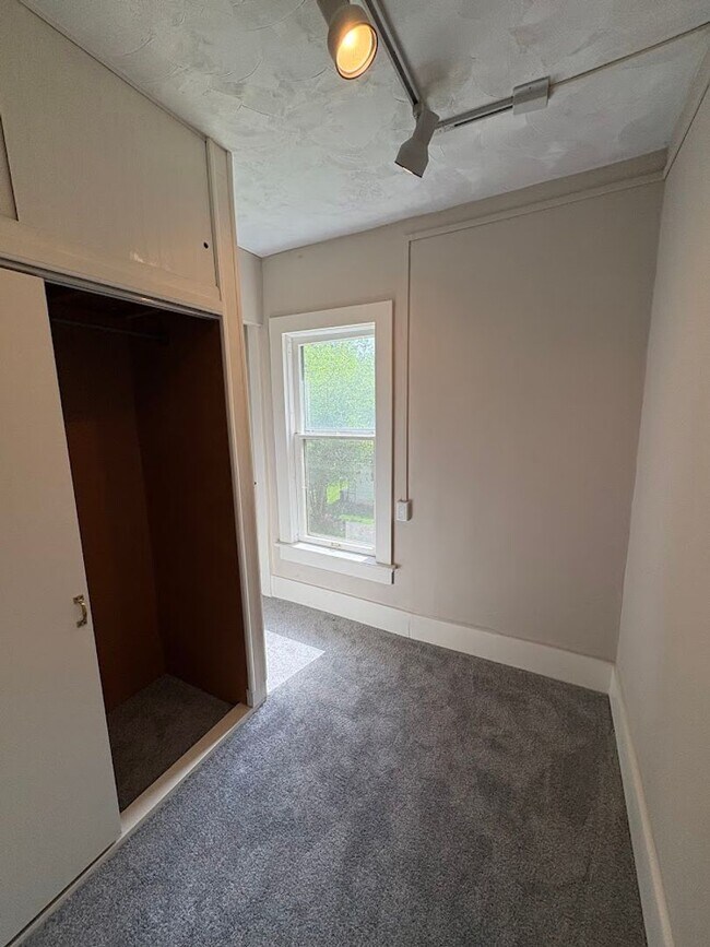 Building Photo - Three bedroom 1 1/2 bathroom home for rent