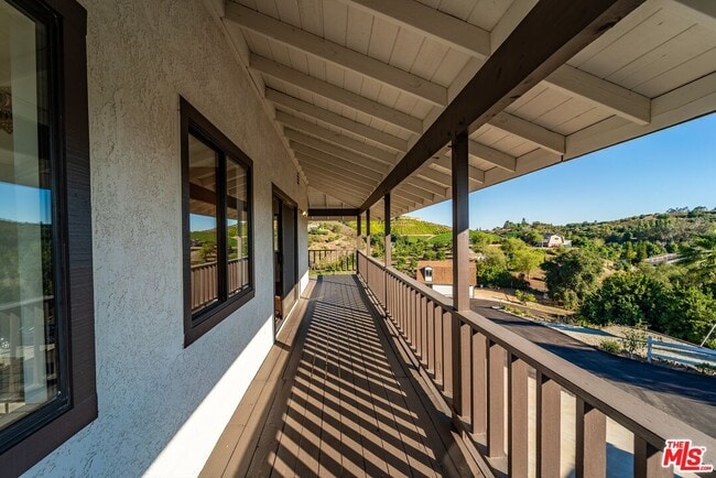 Building Photo - 44310 Vía Barranca