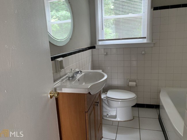 Building Photo - 402 Deckner Ave SW