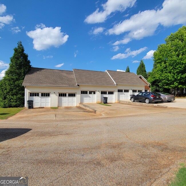 Building Photo - 1111 Surrey Ln