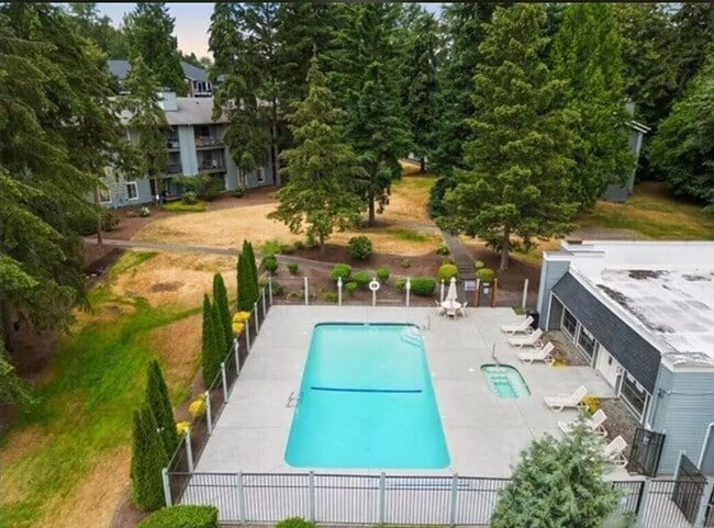 Building Photo - 4727 W Lake Sammamish Pkwy SE