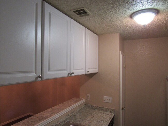 Building Photo - 2129 Andover Dr