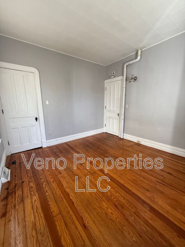 Building Photo - 1075 Park Ave