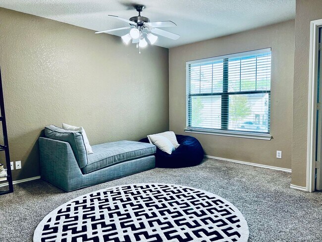Building Photo - Two Bedroom Townhouse, Great Location!