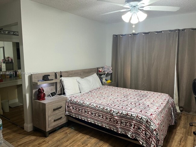 Building Photo - 301 N Pine Island Rd