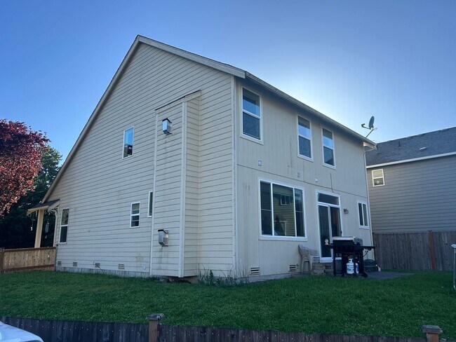 Building Photo - 4B, 2.5BA Pet-friendly home w/2-car garage...