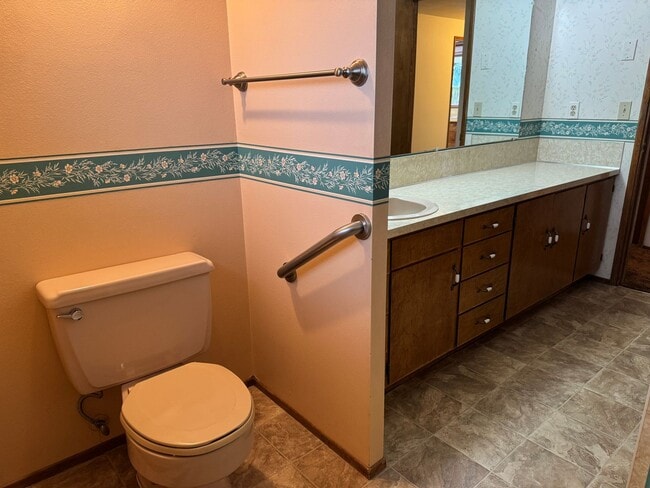 Building Photo - Updated 2 bedroom 1 bathroom house in Eugene!