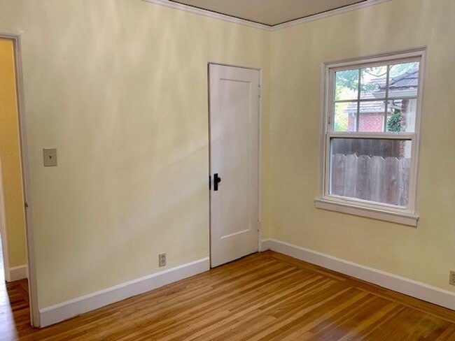 Building Photo - Adorable Three Bedroom, One-story Home in ...