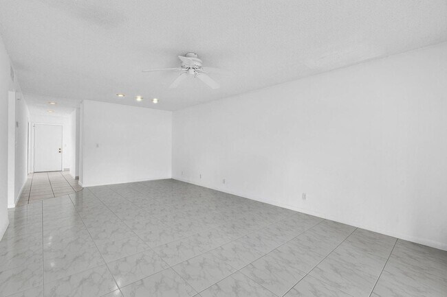 Building Photo - Beautiful 2 bedroom 2 bath in Delray - Desired 55+ community
