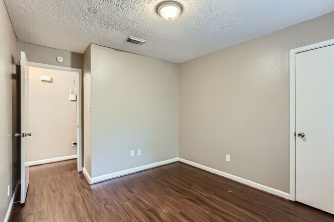 Building Photo - 5607 Circlegate Dr