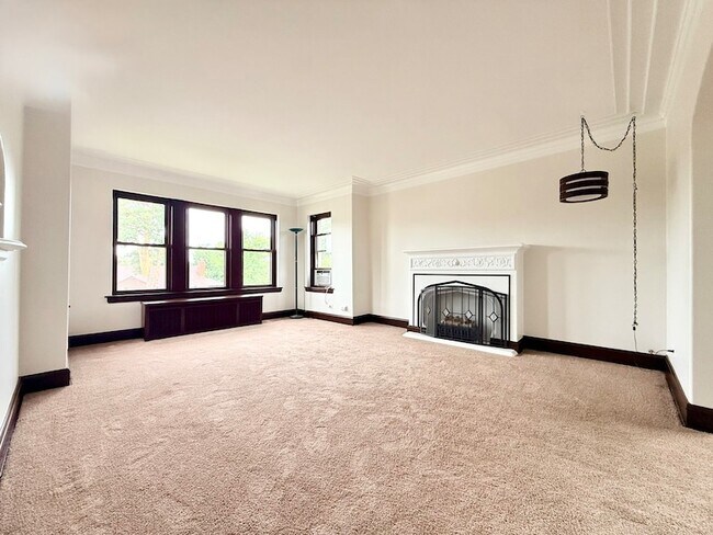 Building Photo - 615 E Golf Rd