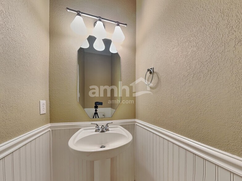 Building Photo - 7441 Sweet Meadows Dr