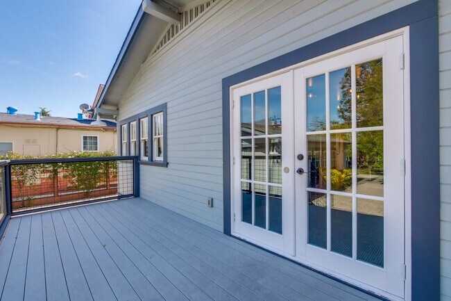 Building Photo - Updated Bungalow located in Downtown Redwood City & 15 miles from SF International Airport