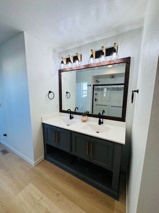 Building Photo - 18065 E 107th Pl