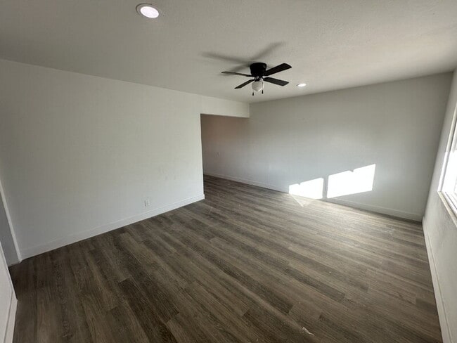 Building Photo - 390 W Lindbergh Ave