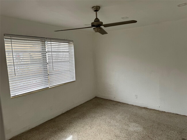 Building Photo - 304 SE 4th Ave