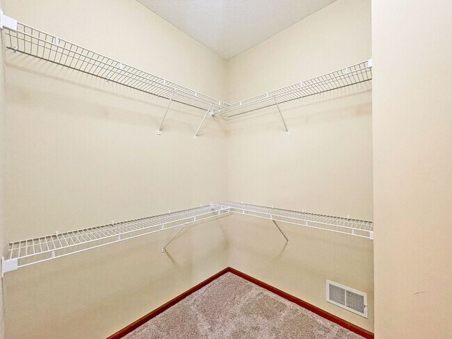 Building Photo - Spectacular SPACIOUS 3 Bedroom Plus Giant ...