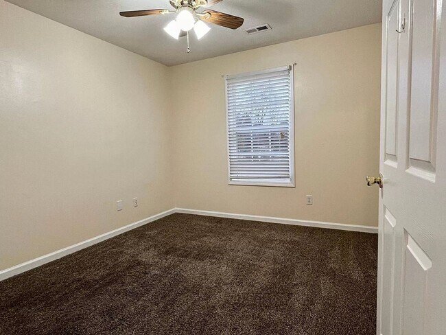 Building Photo - Welcome To Pleasant View!