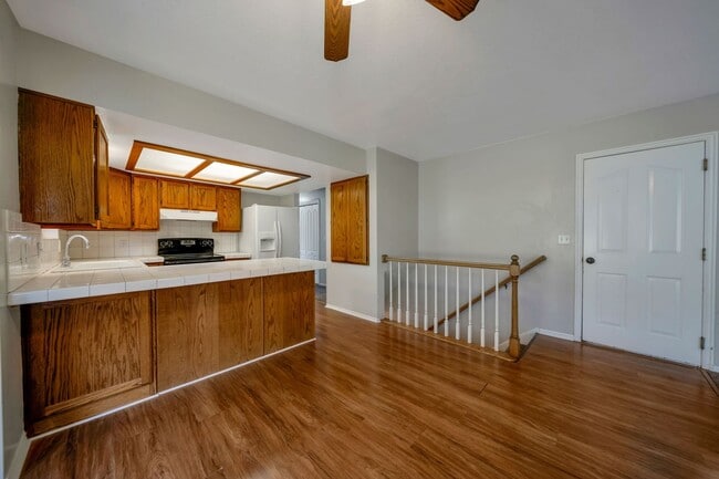 Building Photo - Spacious Sandy Rambler w 2 car attached