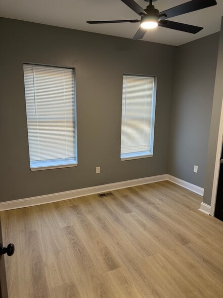 Building Photo - 427 S Augusta Ave