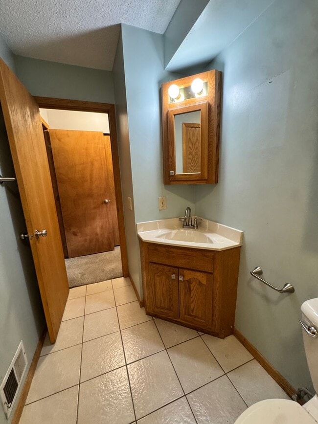 Building Photo - Charming 2 Bedroom Townhome in Cottage Gro...