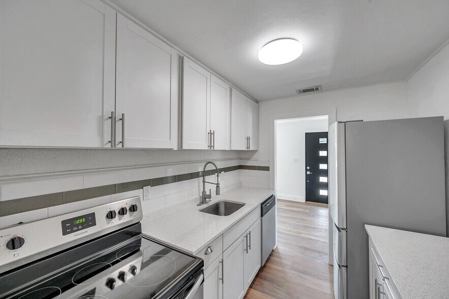 Building Photo - 921 7th St NW