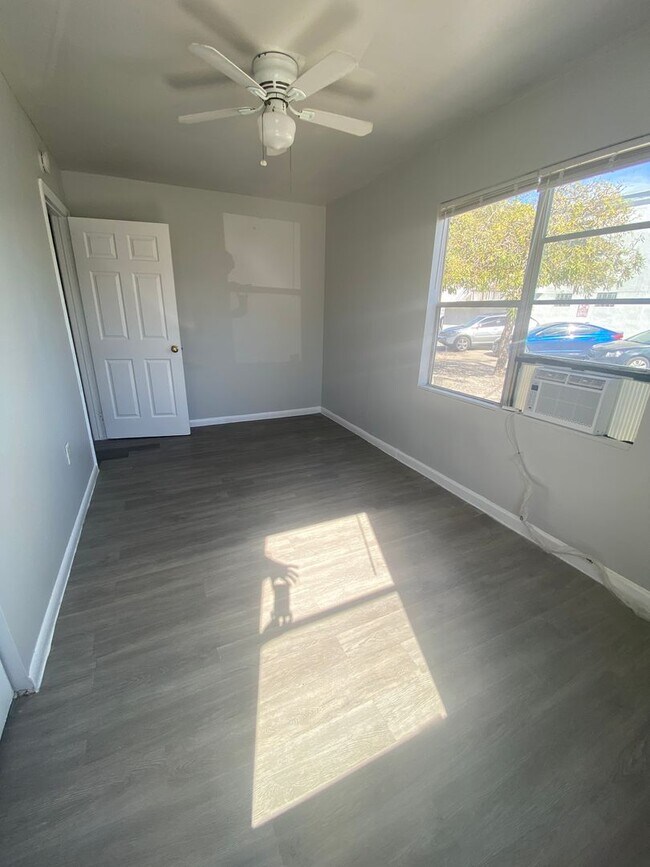 Building Photo - 920-920 11th Ave N