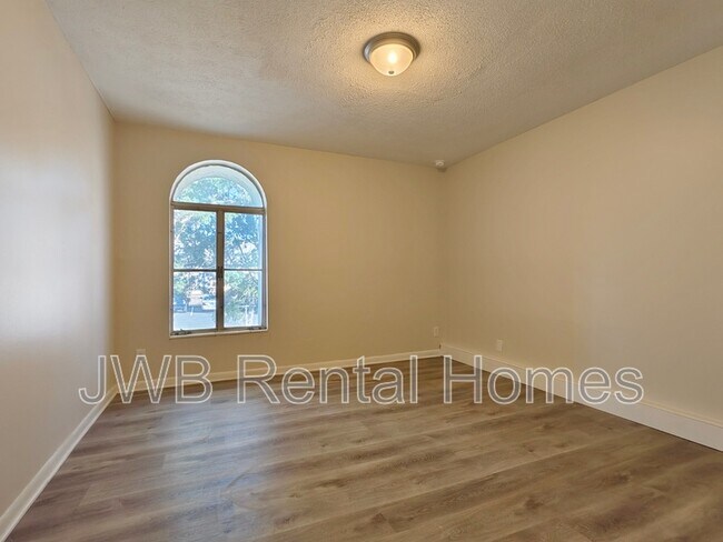 Building Photo - 851 Bert Rd