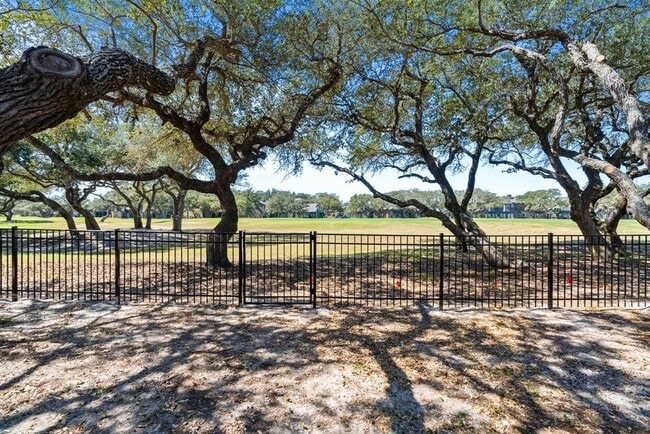 Building Photo - 113 Royal Oaks Dr