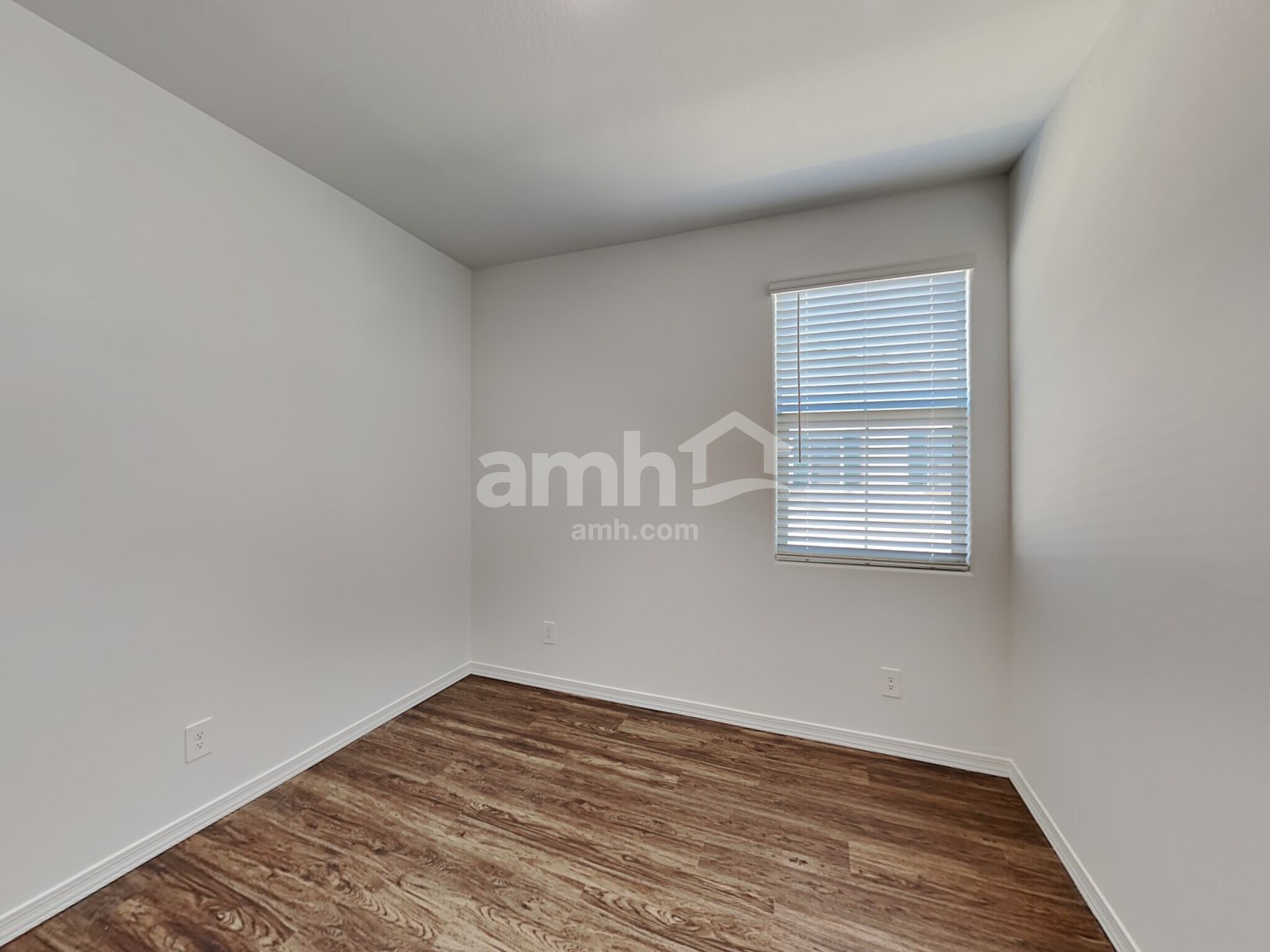 Building Photo - 15074 W Sherman St