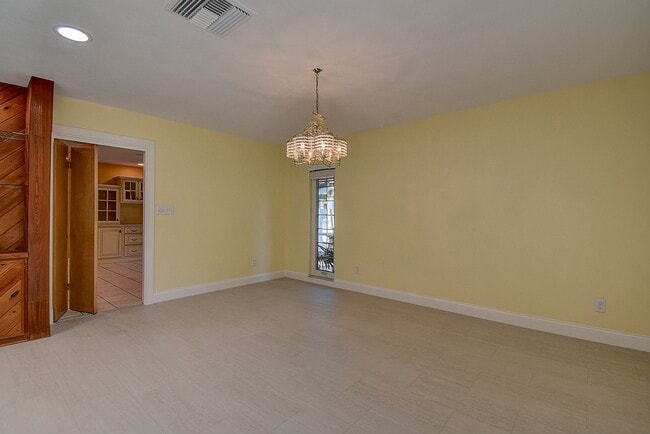 Building Photo - Luxurious 4 bedroom, 3 bath pool home.