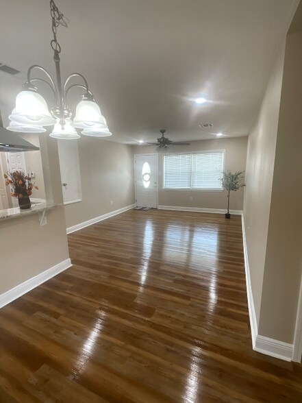 Building Photo - 1216 Hymelia Ave