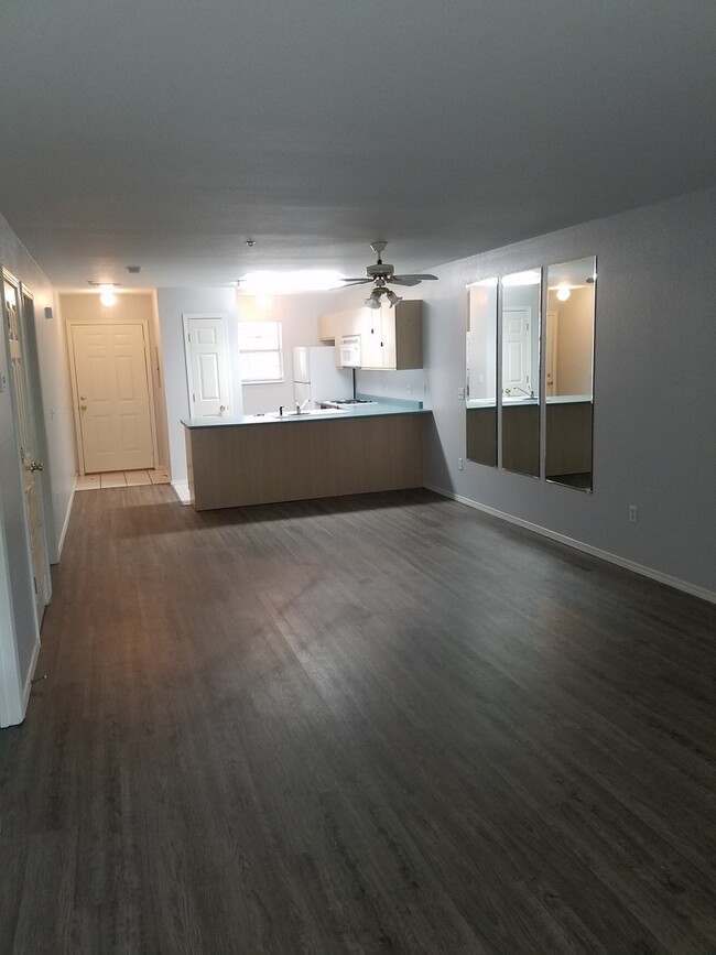 Building Photo - Recently Renovated 1 Bedroom 1 Bath  Walk-...