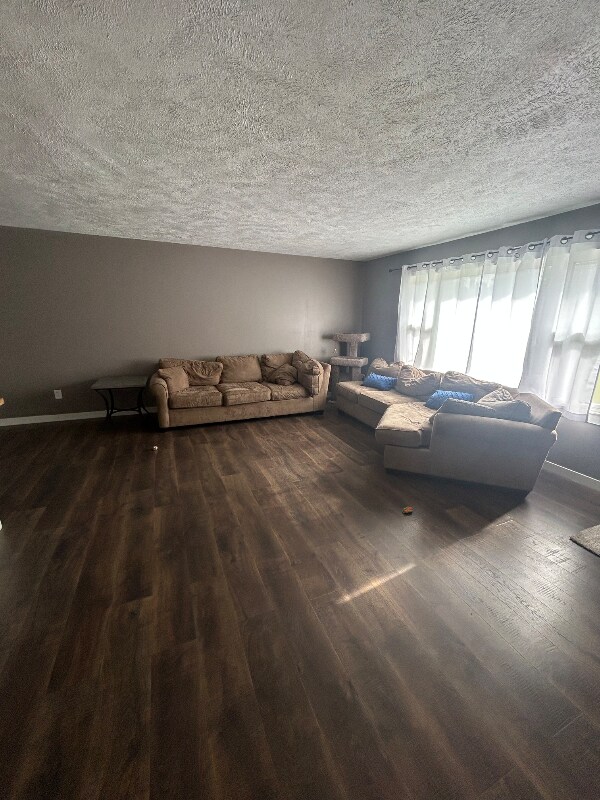 Building Photo - 7411 Pine Island Dr NE