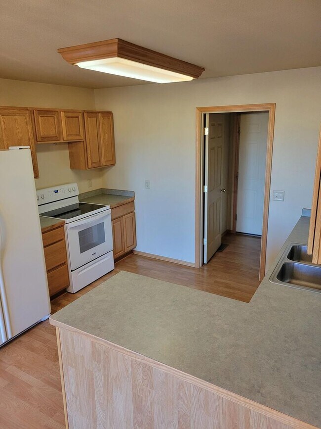 Building Photo - 3 Bedroom, 2.5 Bathroom Townhouse