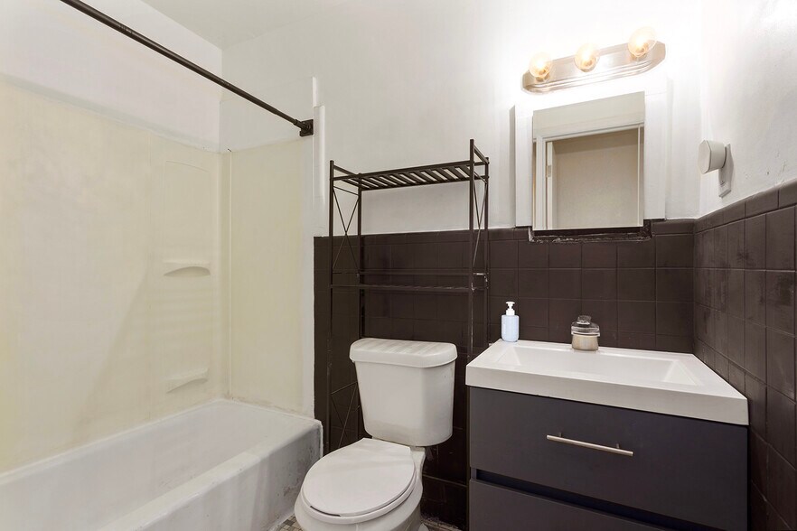 Building Photo - 9711 E 18th St S