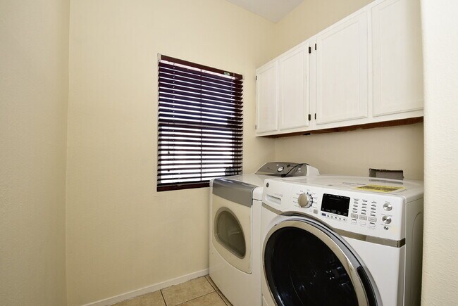 Building Photo - Charming 3-Bedroom, 2.5-Bath Two-Story Home At Smoke Ranch!