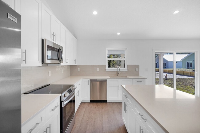 Building Photo - 706 S Brevard St