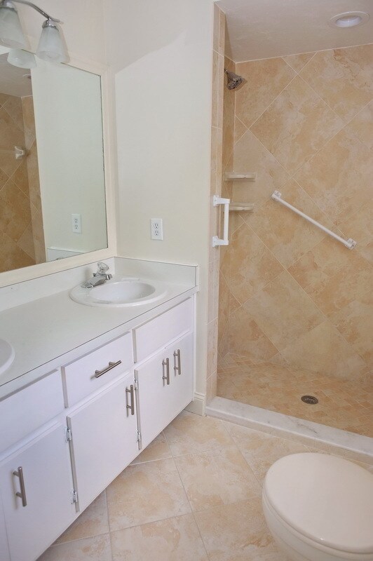 Building Photo - Annual Rental - 2 Bedroom + Den Home with ...