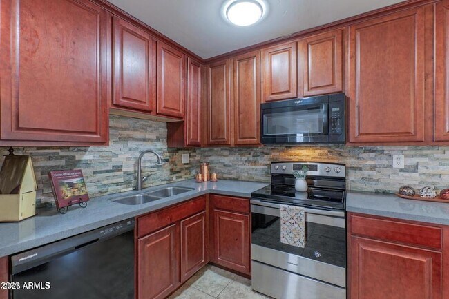 Building Photo - 1611 E El Parque Dr