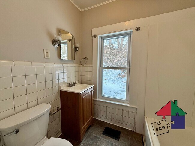 Building Photo - 32 Hall St