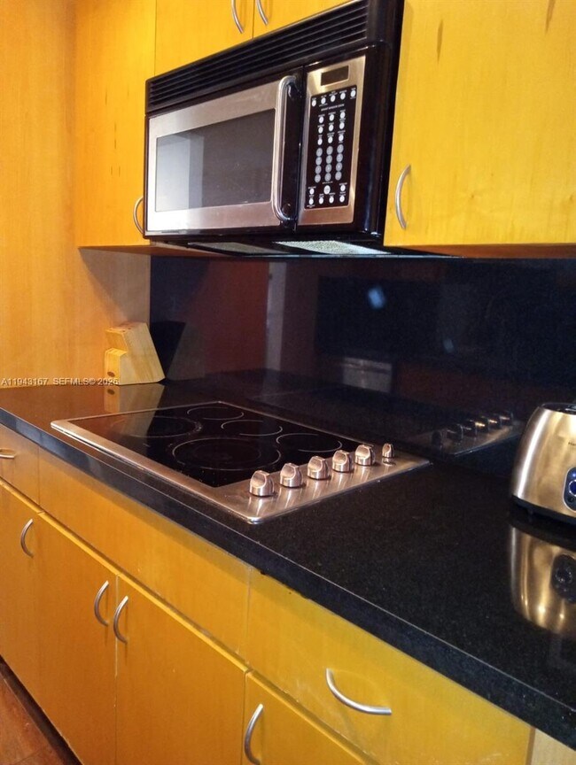 Building Photo - 100 Lincoln Rd