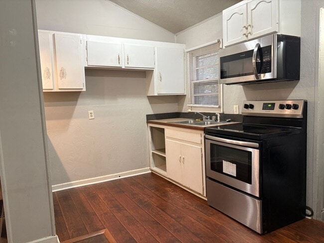 Building Photo - 2 Bedroom, 1 Bathroom House in High Point!